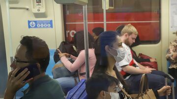 Passageiros do metrô de São Paulo usam máscaras. Foto: REUTERS/Rahel Patrasso