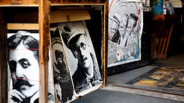 Pictures of Oscar Wilde and James Joyce are displayed at the entrance of Vienna's smallest bookstore "Buchhandlung Posch" in Vienna, Austria, September 12, 2018.  REUTERS/Leonhard Foeger  NO RESALES. NO ARCHIVES. Foto: Leonhard Foege/Reuters