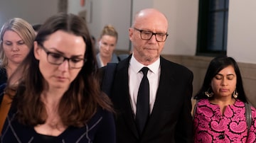 Screenwriter and film director Paul Haggis leaves court, Thursday, Nov. 10, 2022, in New York. A jury has ordered Haggis to pay at least $7.5 million to a woman who accused him of rape. (AP Photo/John Minchillo). Foto: John Minchillo/AP