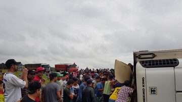 Cerca de 2 mil pessoas cercaram a carreta após ela tombar em rodovia no Paraná. Foto: Polícia Rodoviária Estadual do Paraná