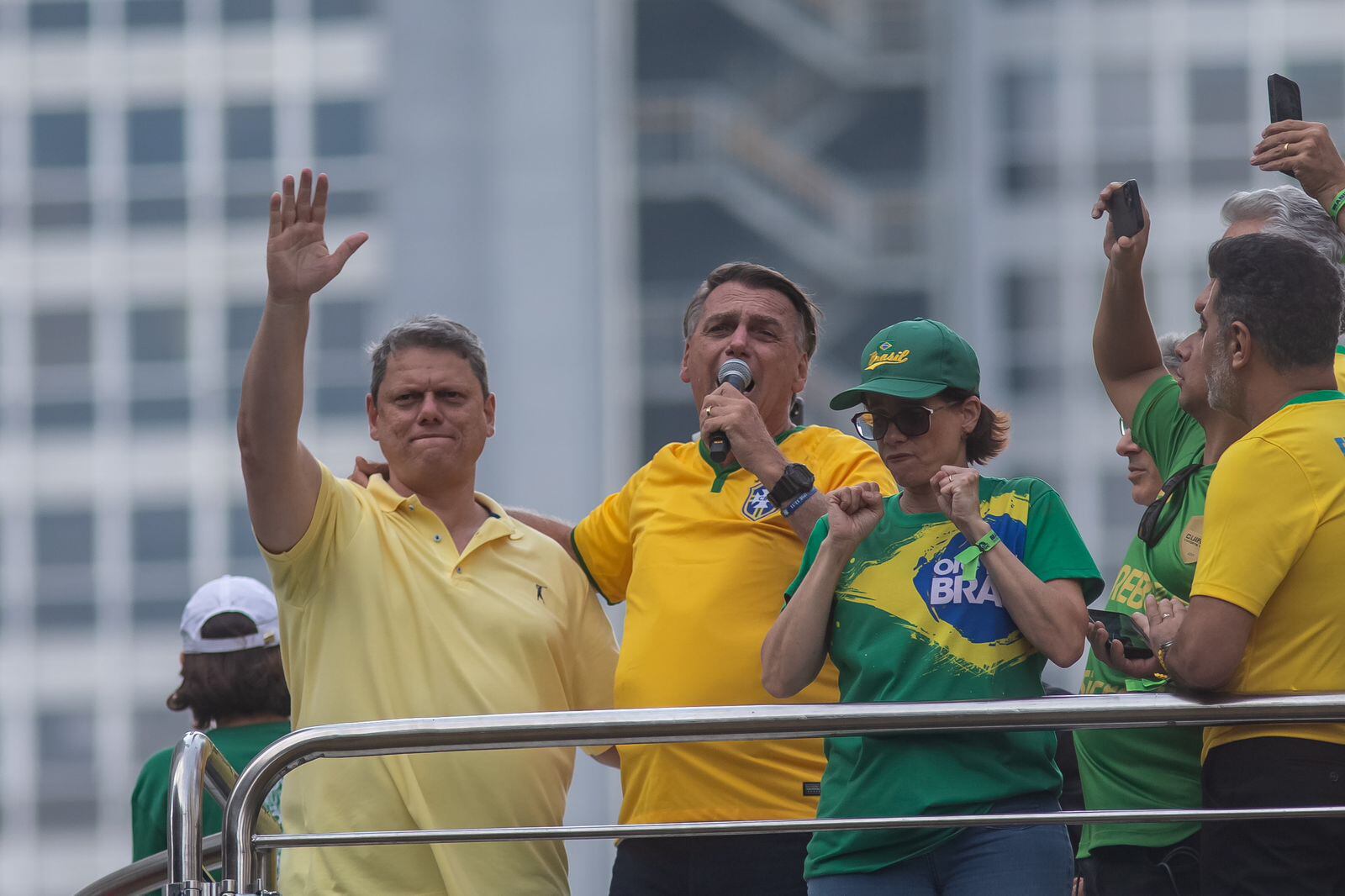 Tarcísio de Freitas ao lado de Jair Bolsonaro em ato na Paulista em fevereiro