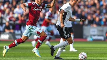 Fulham's Joao Palhinha, right, and West Ham United's Lucas Paqueta battle for the ball during the English Premier League soccer match between Fulham and West Ham United at the London Stadium in London, Sunday Oct. 9, 2022. (Ben Whitley/PA via AP). Foto: Ben Whitley/PA via AP