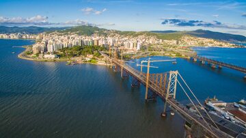 Ponte Hercílio Luz é o principal cartão postal da capital catarinense. Foto: Prefeitura de Florianópolis/Divulgação