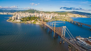 Ponte Hercílio Luz é o principal cartão postal da capital catarinense. Foto: Prefeitura de Florianópolis/Divulgação