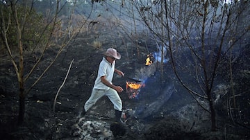 Área da Amazôniaperto de Porto Velho, em Rondônia, é atingida por incêndio nesta semana. Foto: Carl de Souza/AFP