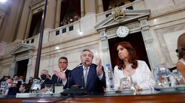 Argentina's President Alberto Fernandez speaks next to Vice President Cristina Fernandez de Kirchner and President of the Chamber of Deputies Sergio Massa at the opening session of the legislative term for 2022 at the National Congress in Buenos Aires, Argentina March 1, 2022. Juan Ignacio Roncoroni/Pool via REUTERS. Foto: Juan Ignacio Roncoroni/Pool via REUTERS