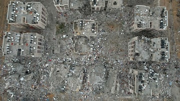 TOPSHOT - An aerial view shows the destruction caused by Israeli strikes in Wadi Gaza, in the central Gaza Strip, on November 28, 2023, amid a truce in battles between Israel and Hamas. Israel and Hamas embarked on November 28 on a two-day extension to a truce that has allowed Israeli hostages to be freed from Gaza in exchange for the release of Palestinian prisoners. (Photo by Mahmud Hams / AFP). Foto: Mahmud Hams/AFP