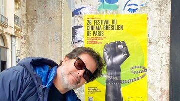 Murilo Benício posa com cartaz do Festival de Cinema Brasileiro em Paris, do qual saiu duplamente vencedor. Foto: @murilobeniciooficial via Instagram