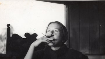 A escritora Hilda Hilst nos anos 1980. Foto: Sala de Memória Casa do Sol - Acervo do Instituto Hilda Hilst