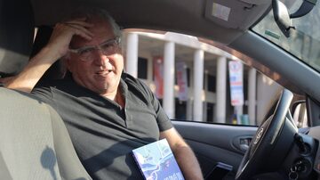 Paulo Maia era empresário e, na crise, virou motorista de aplicativo; ele lançou um livro com as melhores histórias que ouviu transportando passageiros por SP. Foto: Vitor Fracchetta/Estadao