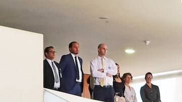 Carlos Bolsonaro, com assessores palacianos. Foto: JUSSARA SOARES / ESTADÃO