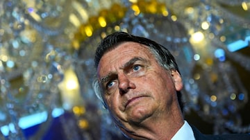 (FILES) In this file photo taken on February 3, 2023, former Brazilian President Jair Bolsonaro speaks during a "Power of the People Rally" at Trump National Doral resort in Miami, Florida. - Bolsonaro is in hot water over allegations he tried to illegally import millions of dollars' worth of jewellery given to him and his wife by Saudi Arabia in October 2021. The scandal has triggered multiple investigations, potentially complicating life for Bolsonaro -- who is expected to return soon to Brazil from the United States, where the far-right ex-army captain has been living since just before his leftist successor, Luiz Inacio Lula da Silva, took office on January 1. Brazilian media reported on March 13, 2023, that Bolsonaro had agreed to hand a second set of jewels over to the authorities pending investigation. (Photo by CHANDAN KHANNA / AFP). Foto: CHANDAN KHANNA / AFP