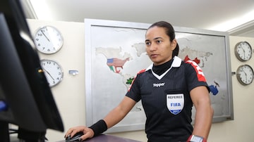 A árbitra Edina Alves Batista, que faz parte do quadro da Fifa, em programa de capacitação. Foto: Denny Cesare