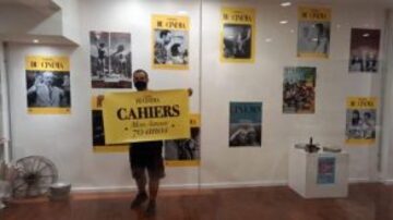 
 Cavi no Estação NET Rio, preparando a exposição que celebra a septuagenária "Cahiers" num esforço conjunto com Ilda Santiago e Fabrício Duque. Foto: Estadão