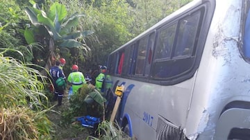 Acidente na Rodovia Régis Bittencour envolveu ônibus e caminhão. Foto: PRF/ Divulgação