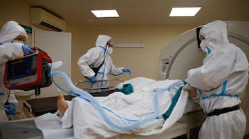 Equipe médica prepara paciente com covid-19 para exame em hospital de Moscou. Foto: Maxim Shemetov/Reuters