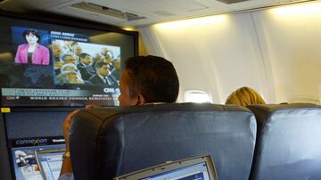 Homem usa computador a bordo de avião, em 2012; nesta terça, EUA e Reino Unido proibiram passageiros de voos provenientes de países de maioria muçulmana de carregarem eletrônicos maiores do que celulares. Foto: Chris Ison/PA, File via AP