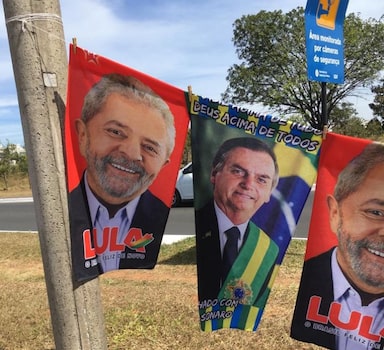 Toalhas com as imagens de Lula e Bolsonaro à venda em Brasília