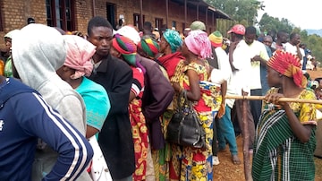 Eleitores se apresentam em colégio eleitoral na cidade de Gitega, em Burundi. Foto: REUTERS/Evrard Ngendakumana