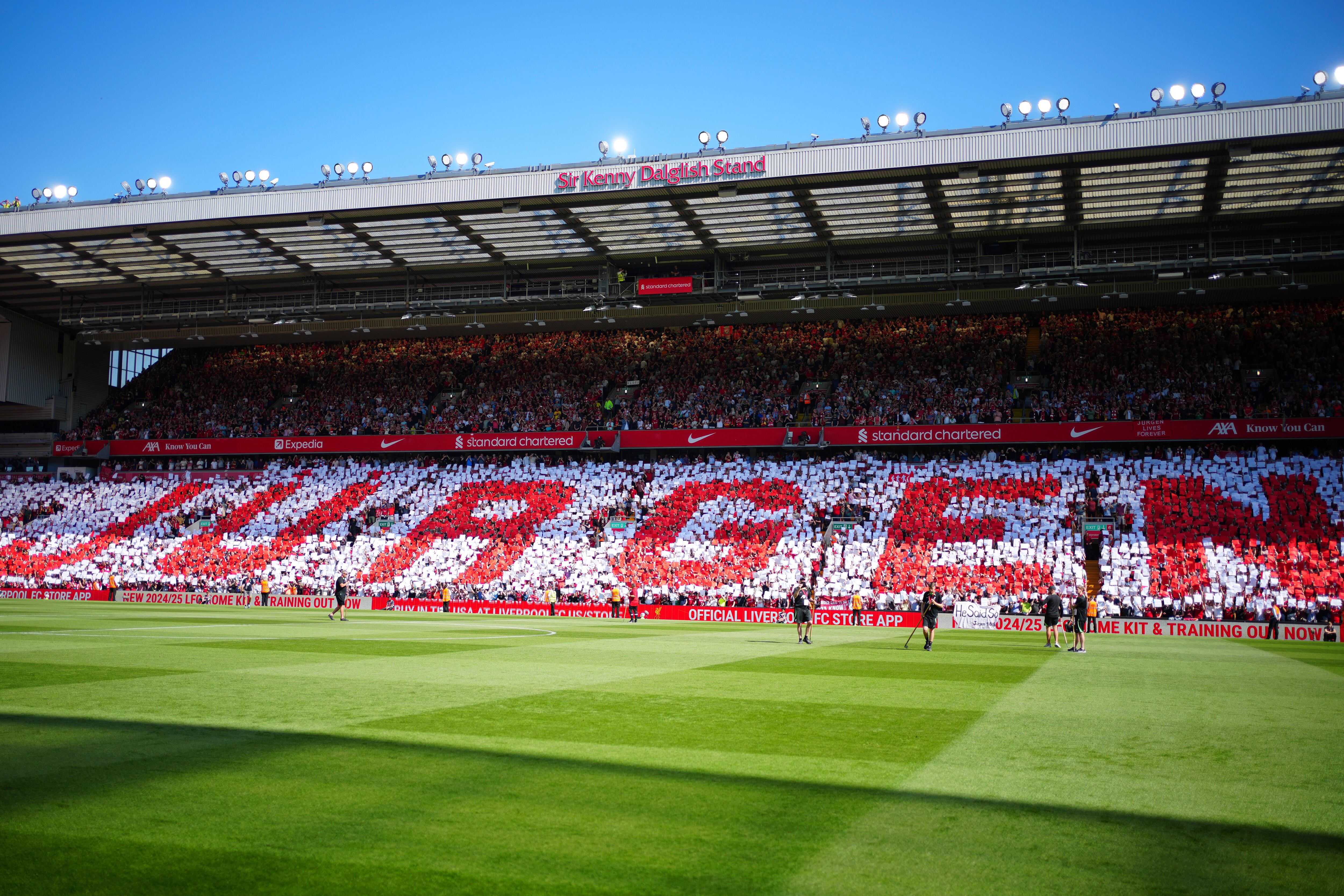 Nas arquibancadas de Anfield, torcedores do Liverpool prestam suas homenagens ao treinador Jürgen Klopp. 