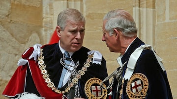 Os príncipes Andrew (E) e Charles durante celebração oficial no Castelo de Windsor, em 15 de junho de 2015. Foto: Peter Nicholls/Reuters