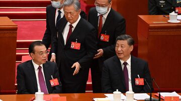 CORRECTION / China's President Xi Jinping (R) sits beside Premier Li Keqiang (L) as former president Hu Jintao is assisted to leave from the closing ceremony of the 20th Chinese Communist Party's Congress at the Great Hall of the People in Beijing on October 22, 2022. (Photo by Noel CELIS / AFP) / “The erroneous mention[s] appearing in the metadata of this photo by Noel CELIS has been modified in AFP systems in the following manner: [clarifying caption to state China's former president Hu Jintao is assisted to leave from the closing ceremony] instead of [being assisted to his seat]. Please immediately remove the erroneous mention[s] from all your online services and delete it (them) from your servers. If you have been authorized by AFP to distribute it (them) to third parties, please ensure that the same actions are carried out by them. Failure to promptly comply with these instructions will entail liability on your part for any continued or post notification usage. Therefore we thank you very much for all your attention and prompt action. We are sorry for the inconvenience this notification may cause and remain at your disposal for any further information you may require.”. Foto: Noel Celis/AFP