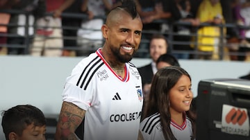 Vidal entra em campo com crianças em partida pelo Colo-Colo. Foto: Colo-Colo