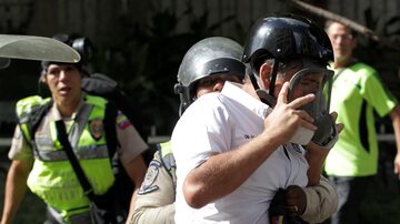 O deputado opositor Rafael Guzmán é detido por policiais chavistas durante protesto em 2017. Foto: REUTERS/Christian Veron
