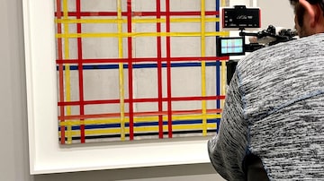 A cameraperson films the Piet Mondrian painting "New York City I" in the Kunstsammlung NRW after it has been hanging upside down for 77 years in Duesseldorf, Germany, October 28, 2022.     REUTERS/Petra Wischgoll     NO RESALES. NO ARCHIVES. Foto: Petra Wischgoll/Reuters 