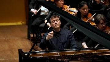 O pianista Paul Lewis com a Filarmônica de Nova York, em Nova York. Foto: Michelle V. Agins/The New York Times