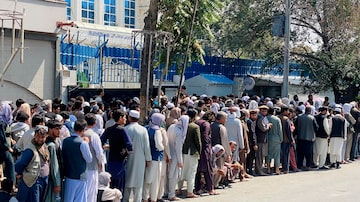 Pessoas fazem fila em Cabul para retirar dinheiro dos bancos,quepermitiam saques de apenas200 dólares por semana. Foto: EFE/EPA/STRINGER
