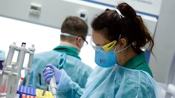 Testes de coronavírus em laboratório. Foto: REUTERS/Axel Schmidt