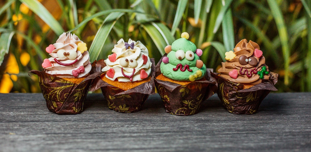 Muffins com chantilly colorido e carinhas desenhadas. Foto: Carol Nuñes | Dengo