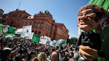 Um boneco representando o presidente argentino Javier Milei é exibido, enquanto membros do sindicato dos trabalhadores do estado (ATE) protestam contra cortes e demissões do governo, em Buenos Aires, em 5 de abril