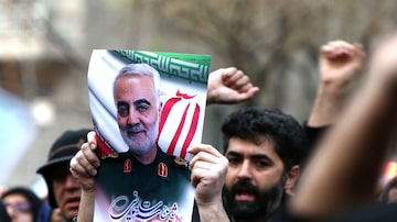 Manifestante segura foto de Suleimani em protesto em Teerã (REUTERS)
