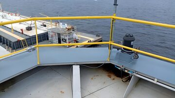 Do alto de uma embarcação, antena da Starlink auxilia na comunicação da tripulação. Foto: Divulgação/Instituto Combustível Legal