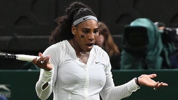 Serena Williams cai em seu retorno às quadras de tênis. Foto: EFE/ANDY RAIN 