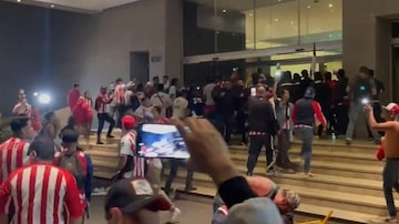 Torcedores do Chivas descontaram a frustração de campanha ruim no hotel onde o time estava hospedado no México. Foto: Reproduação
