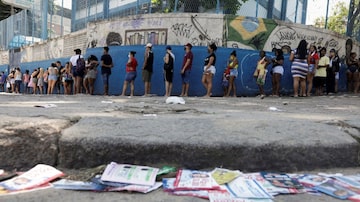 Eleitores fazem fila para votar no Complexo do Alemão, no Rio de Janeiro. Foto: Ricardo Moraes/Reuters