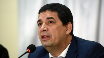 (FILES) In this file photo taken on April 05, 2017 Paraguayan deputy Hugo Velazquez speaks next to the president of the Paraguayan Senate Robert Acevedo (out of frame), during a press conference after attending a roundtable regarding the suspended re-election controversial bill that led to violent riots during last weekend, at the Metropolitan Seminary in Asuncion. - The United States government has accused Paraguayan Vice-President Hugo Velazquez of "significant corruption" and denied him access to a visa to enter the country, the head of US diplomacy, Antony Blinken, announced on August 12, 2022. (Photo by NORBERTO DUARTE / AFP). Foto: NORBERTO DUARTE