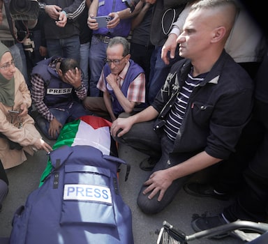 Jornalistas cercam o corpo de Shireen Abu Akleh, jornalista da rede Al Jazeera, no necrotério dentro do Hospital na cidade de Jenin, na Cisjordânia.