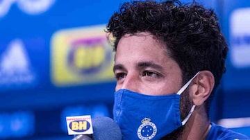 Zagueiro Léo foi liberado pelos médicos do Cruzeiro para participar dos treinos. Foto: Gustavo Aleixo/ Cruzeiro