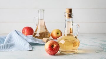 Bottles of apple cider vinegar on white table. Foto: Pixel-Shot/Adobe Stock    
