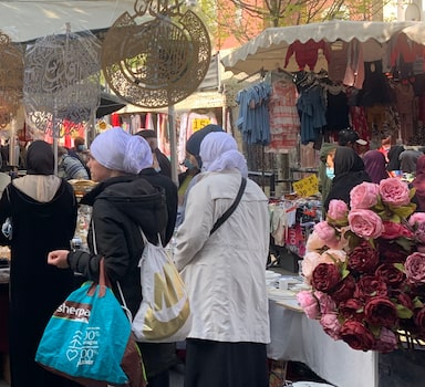 Mulheres com véus são vistas na feira de Saint-Denis: 69% dos muçulmanos na França votaram em Mélenchon