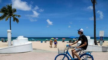 Moradores visitam a praia de Ford Lauderdale. Foto: Saul Martinez/The New York Times