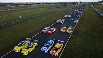 Stock Car 2023 começa com 31 carros alinhados no grid. Foto: Duda Bairros/ Vicar