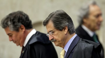 O ministroCezar Peluso (centro), ex-presidente do STF, no plenário da Corte. Foto: DIDA SAMPAIO/ESTADÃO (29/08/2012)