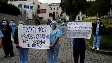 Médicos do Hospital Eugenio Espejo fazem protesto por mais ajuda com materiais sanitários para combater o coronavírus. Foto: José Jácome / Efe