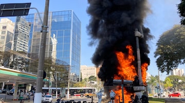 Manifestantes atearam fogo naestátua de Borba Gato, na zona sul de São Paulo, durante a tarde deste sábado, 24. Foto: GABRIEL SCHLICKMANN/ISHOOT PAGOS