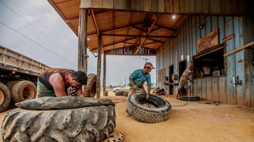 Na pequena vila Realidade, no meio da BR-319, trabalhadores levam pneus àborracharia especializada em caminhões e tratoresno trajeto que une Porto Velho a Manaus; governo quer asfaltar rodovia na selva. Foto: Gabriela Biló/Estadão